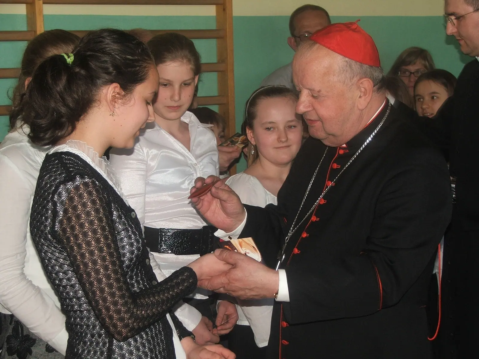 Archiwalne zdjęcie z uroczystości w Szkole Podstawowej w Wielkich Drogach.