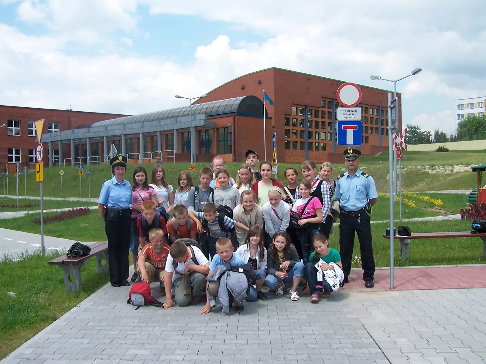 Archiwalne zdjęcie grupowe uczniów szkoły w Wielkich Drogach podczas wyjazdu.