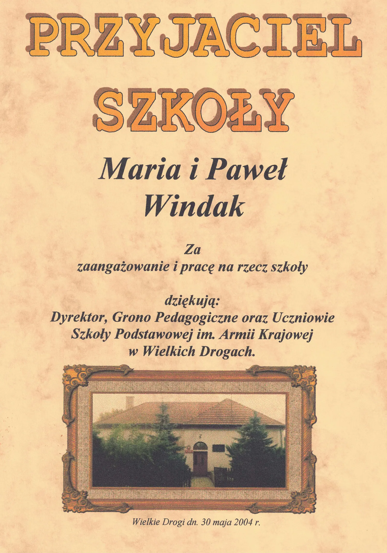 Dyplom na kremowym tle z pomarańczowym napisem „Przyjaciel Szkoły”, poniżej nazwiska i zdjęcie budynku szkoły w ozdobnej ramce.