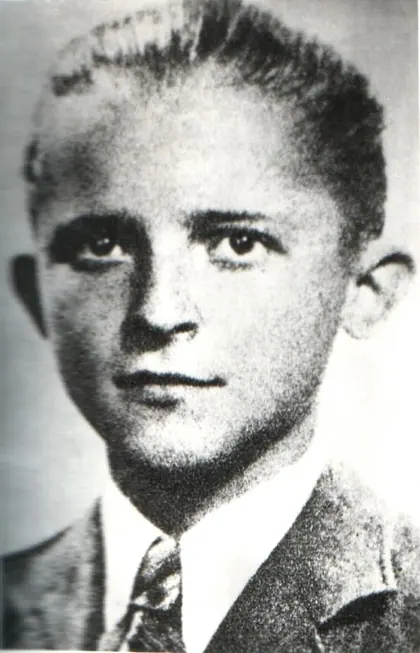 Czarno-biały portret nastoletniego chłopca.