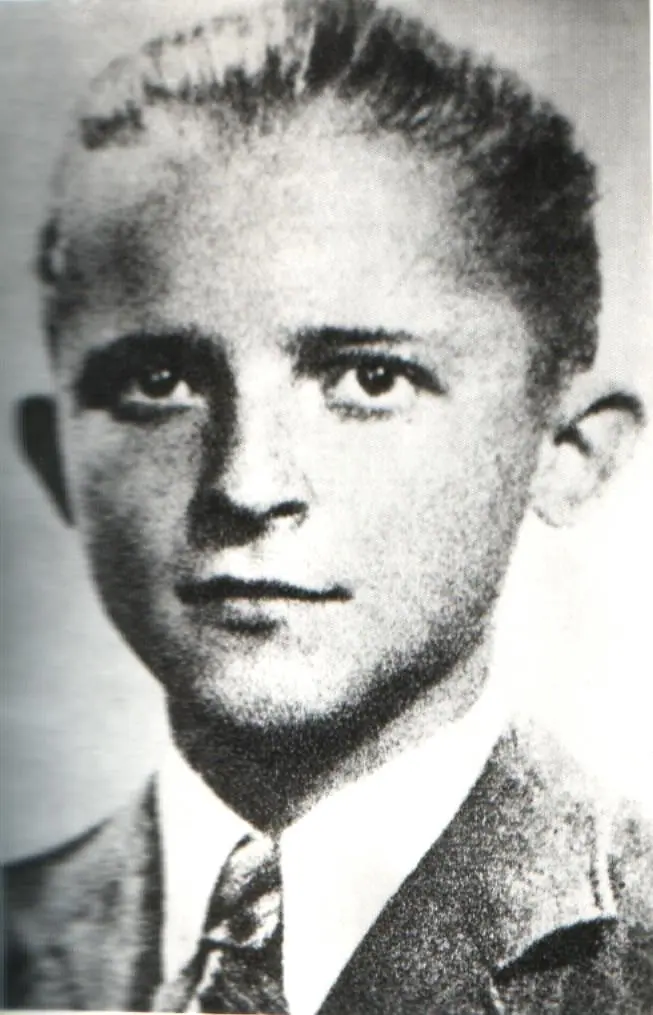 Czarno-biały portret nastoletniego chłopca.