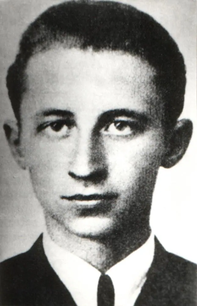Czarno-biały portret młodego mężczyzny.